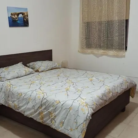 Sw1 - Cosy Three Bedroom In