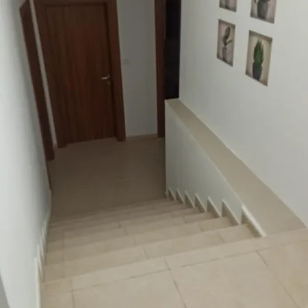 Sw1 - Cosy Three Bedroom In